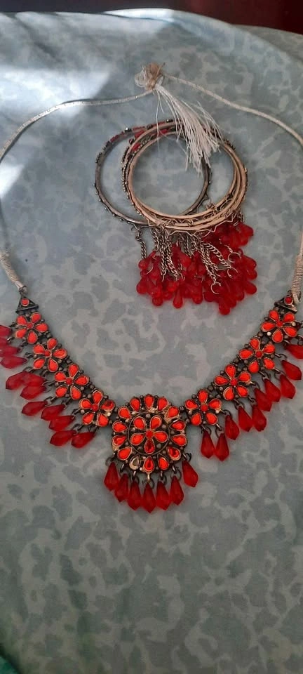 Necklace and cuhree set