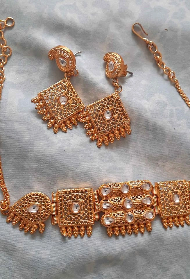 Necklace and earring set