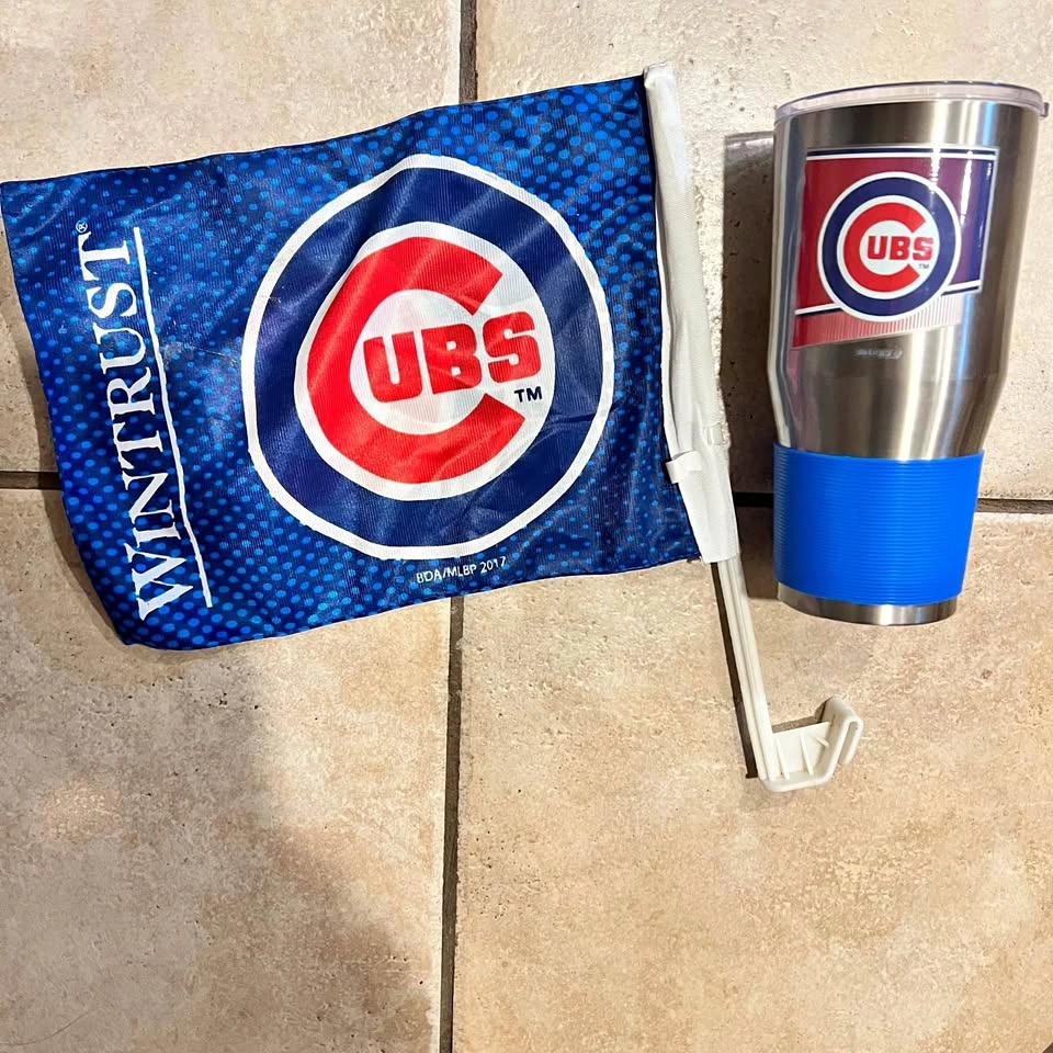 Cubs tumbler window flag bundle