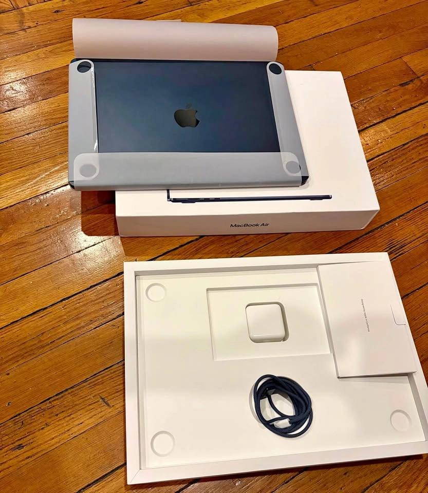 MacBook Air 15-inch M2 (2023) Midnight - Excellent Condition