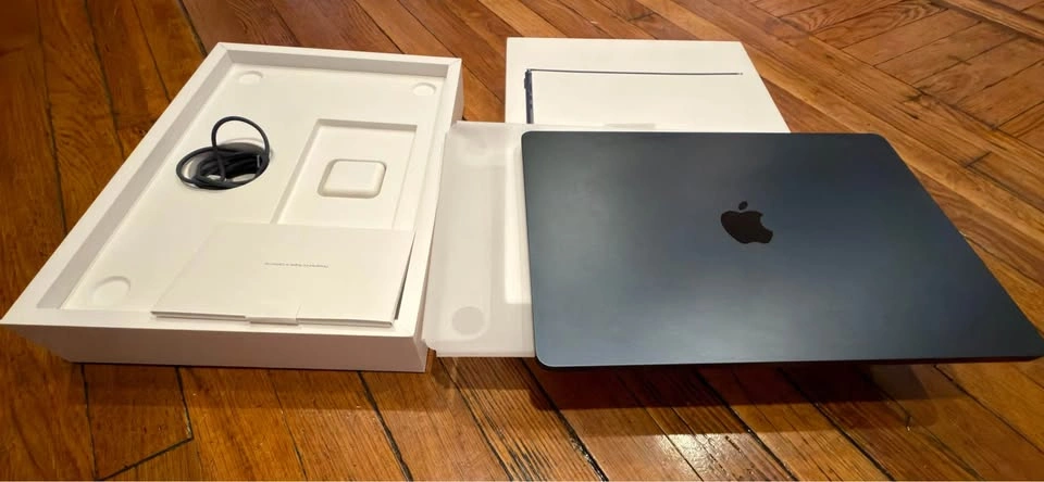 MacBook Air 15-inch M2 (2023) Midnight - Excellent Condition - photo 2
