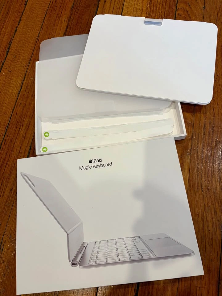 Apple Magic Keyboard for iPad Pro 11-inch White. Like new! - photo 2