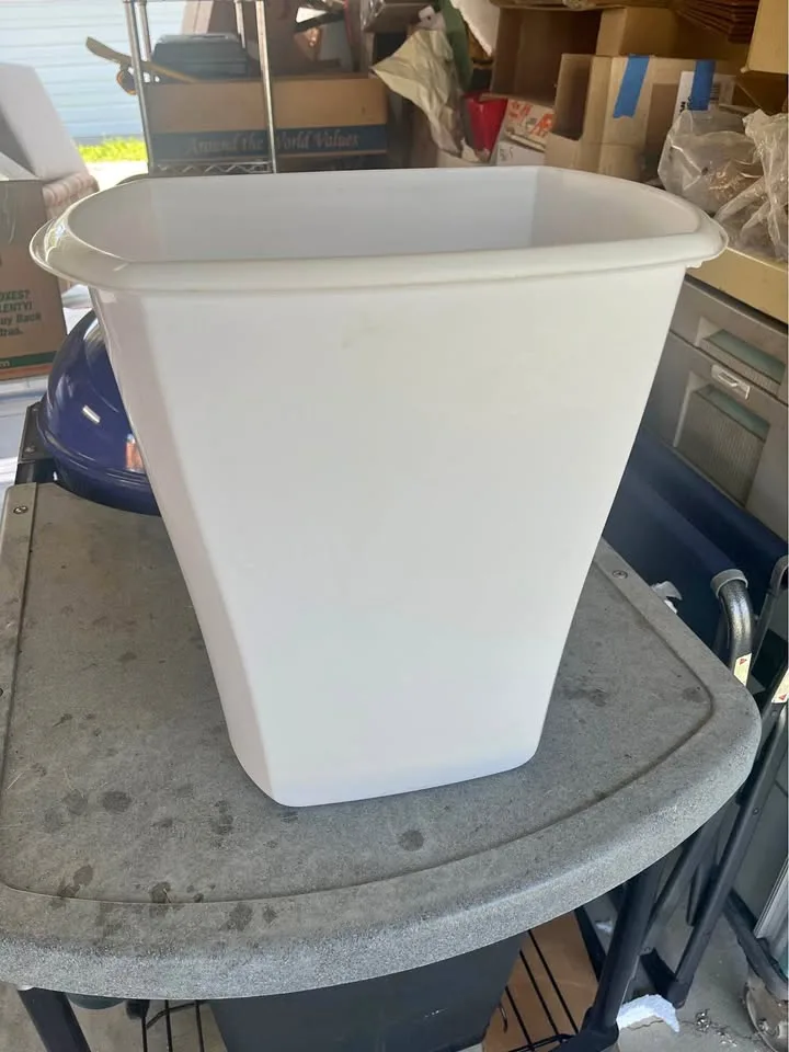 Sterilite 1052, 5.5 Gallon, Rectangular Wastebasket - NICE!