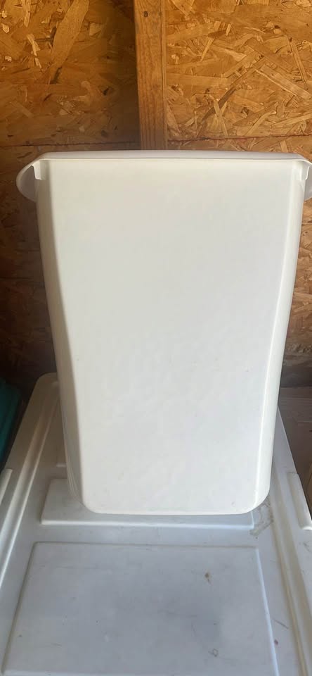 Sterilite 1052, 5.5 Gallon, Rectangular Wastebasket - NICE! - photo 2