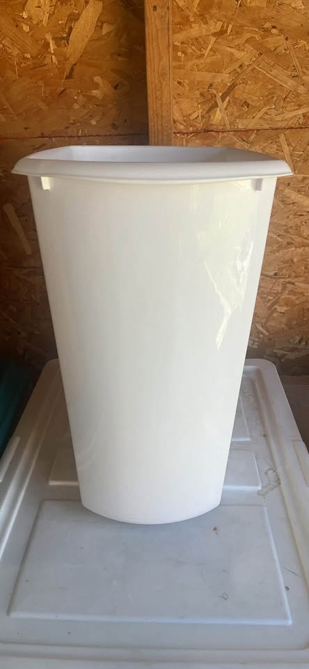 Sterilite 1052, 5.5 Gallon, Rectangular Wastebasket - NICE! - photo 3