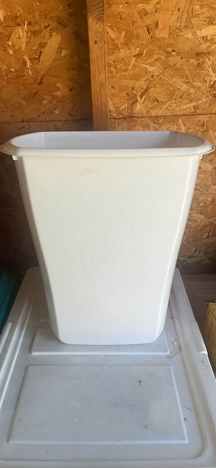 Sterilite 1052, 5.5 Gallon, Rectangular Wastebasket - NICE! - photo 4