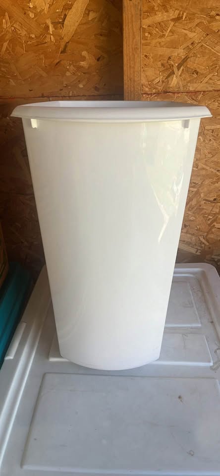 Sterilite 1052, 5.5 Gallon, Rectangular Wastebasket - NICE! - photo 5