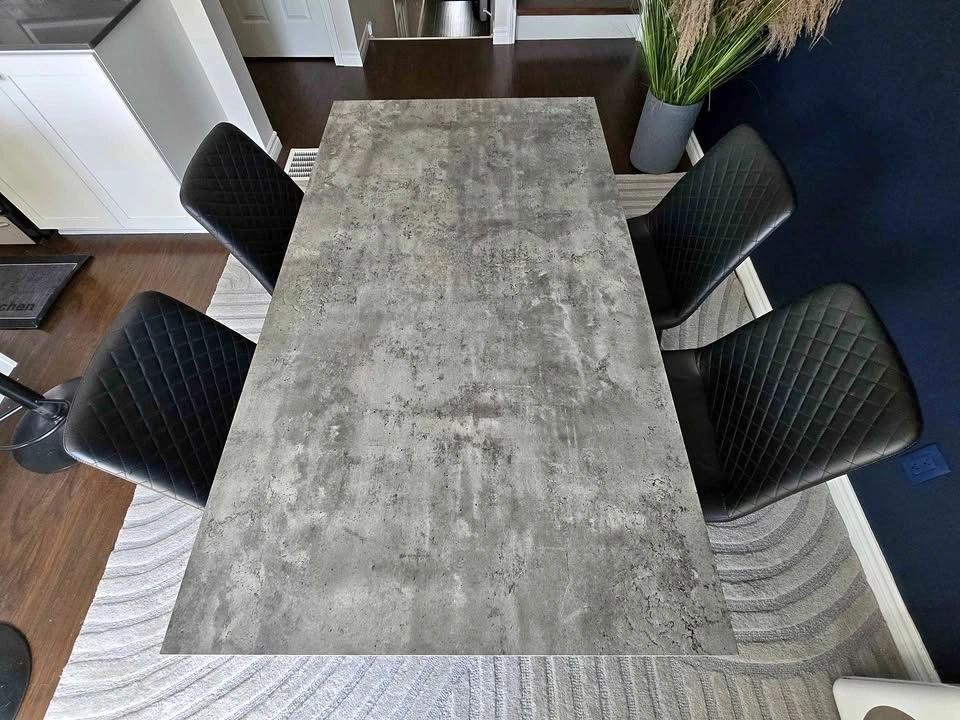 Dining table + chairs (4)