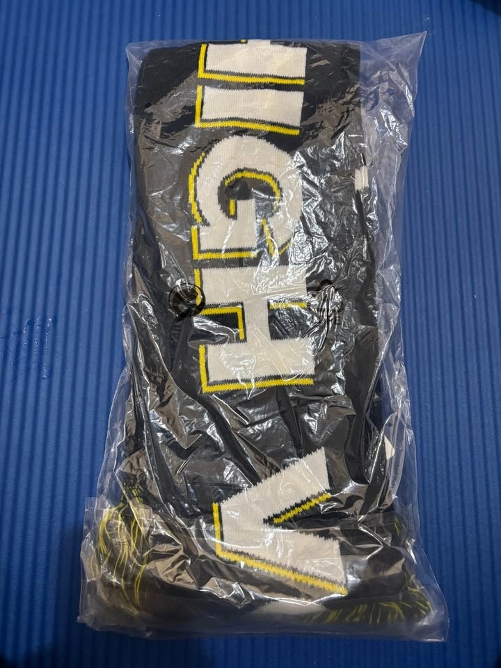 Limited Edition Brand New AC/DC x Umbro "High Voltage" Scarf - photo 2