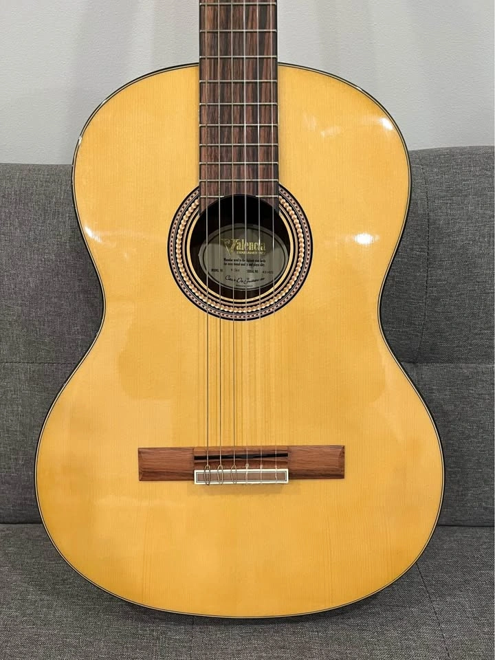 Valencia Guitar - photo 2