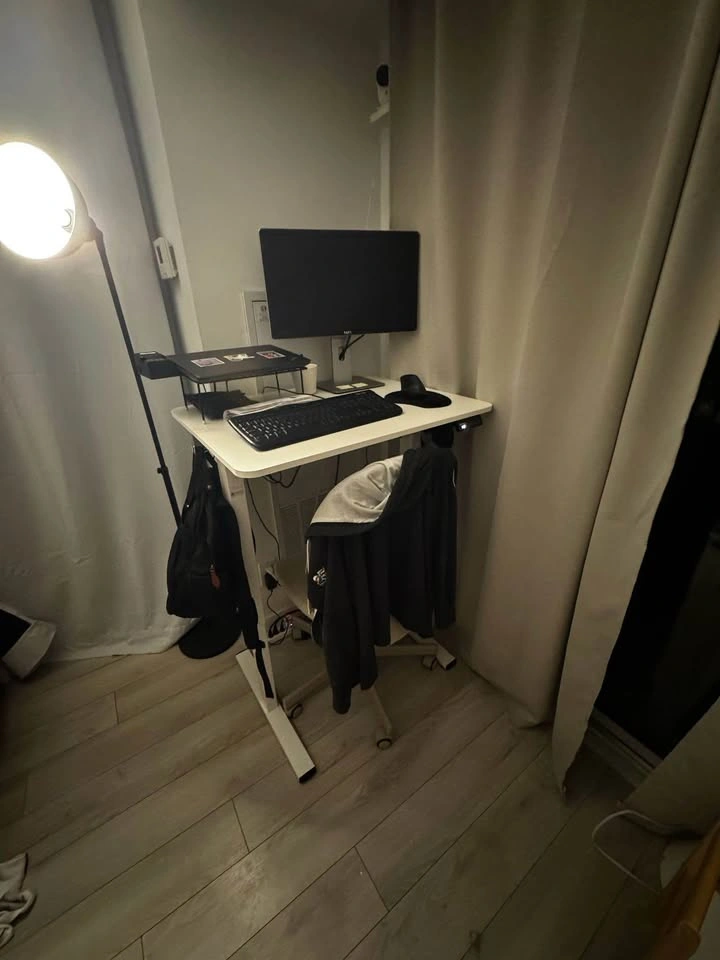 Selling 32inch electric standing desk - photo 2