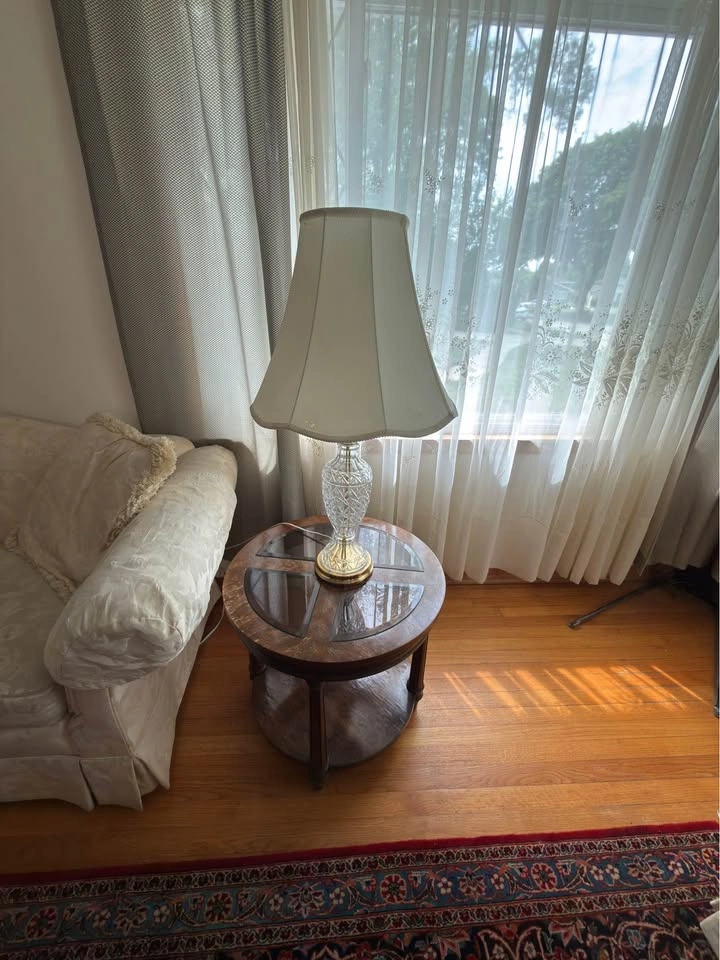 2 chairs and two end tables - photo 2