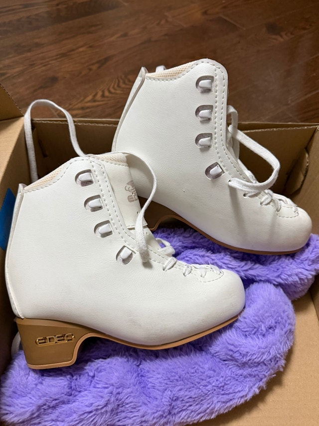 Edea Tempo Figure Skates - Size 205