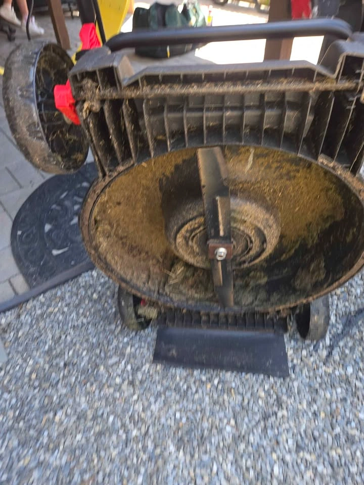 Craftsman 20v mower with 2 batteries and charger - photo 2