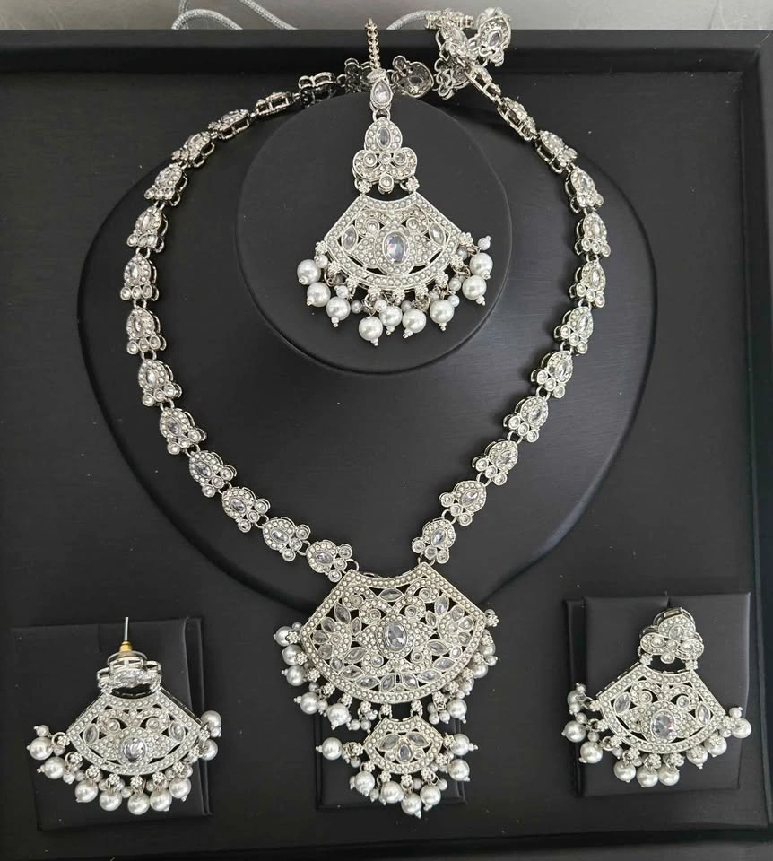 ✨ Silver Crystal Statement Jewelry Set ✨ - photo 2