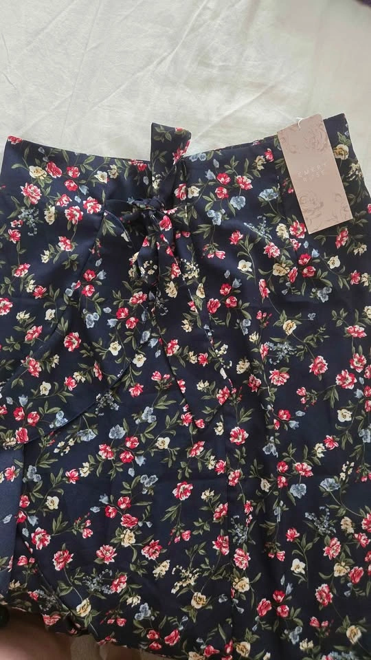 Emery Rose navy floral wrap skirt new with tags M - photo 2