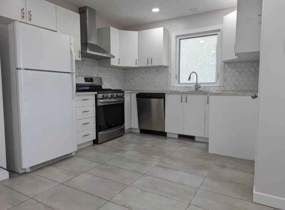 4 Beds 2 Baths - House - photo 4