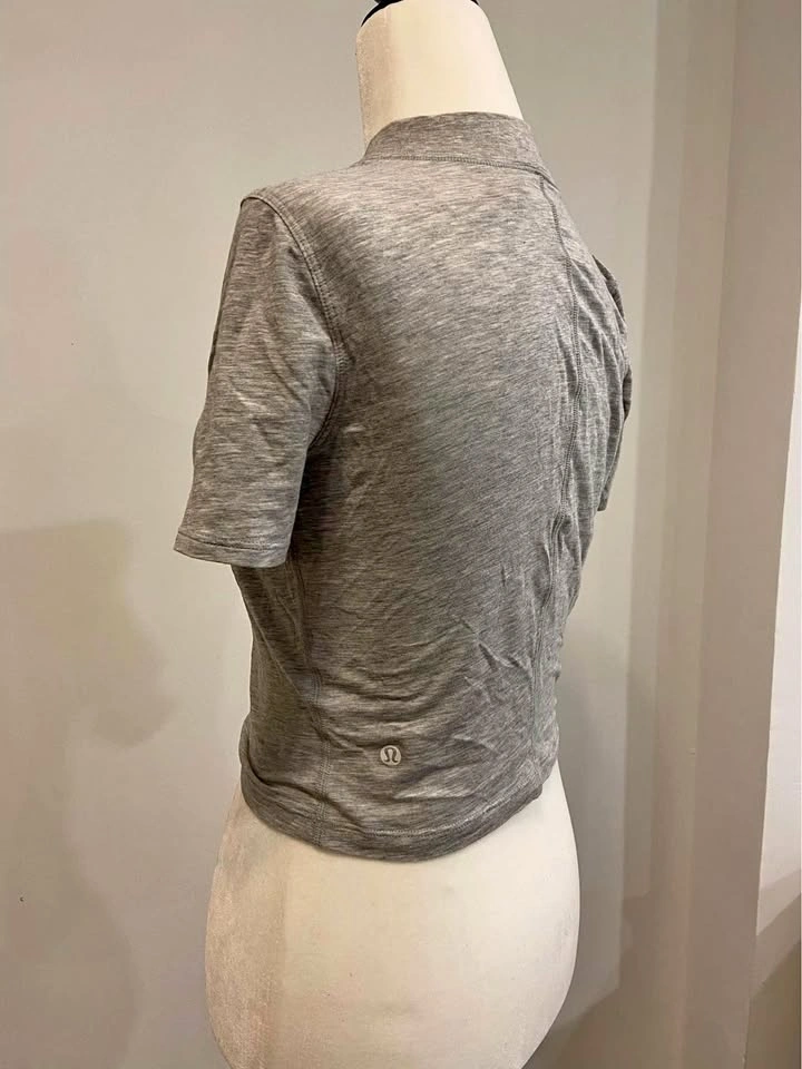 Lululemon t shirt size 4