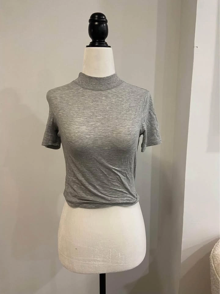 Lululemon t shirt size 4 - photo 2