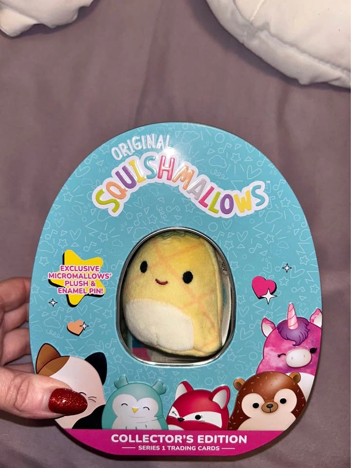 Squishmellow collectors tin