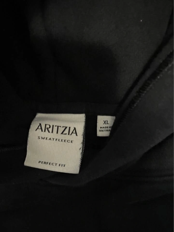Aritzia Black hoodie - photo 3
