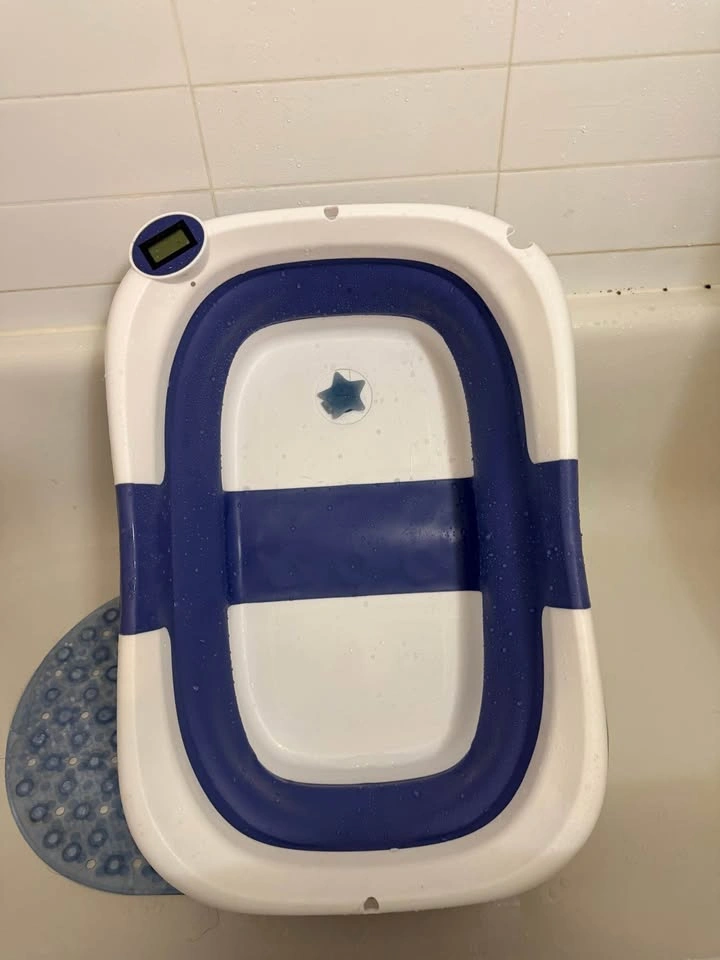 Baby foldable bath tub with temperature monitoring probe - photo 5