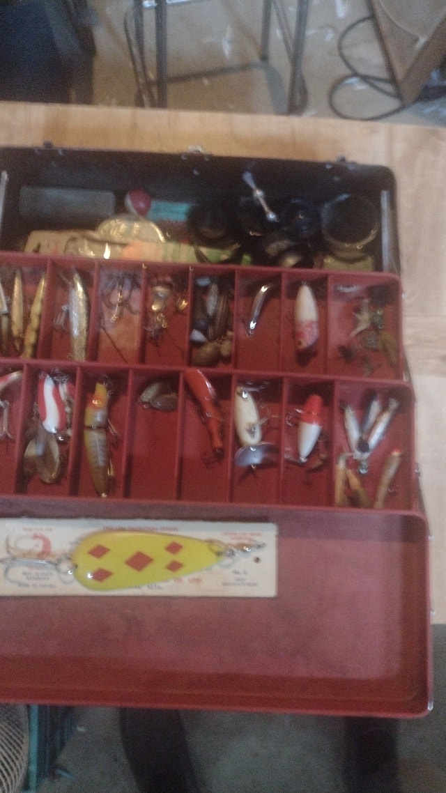 Vintage tackle box & lures
