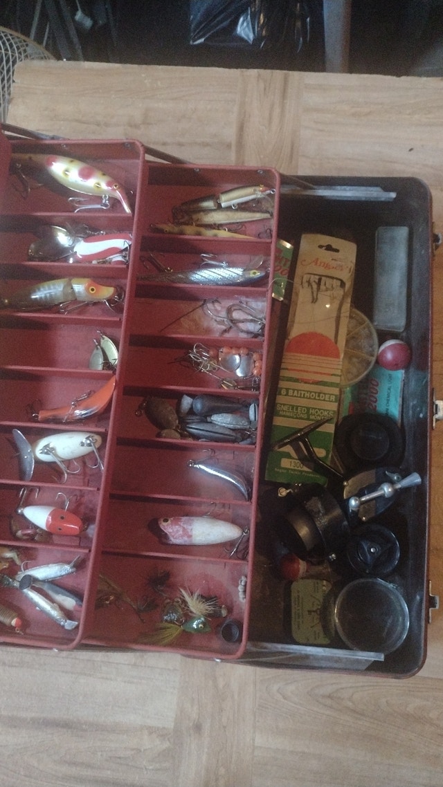 Vintage tackle box & lures - photo 2