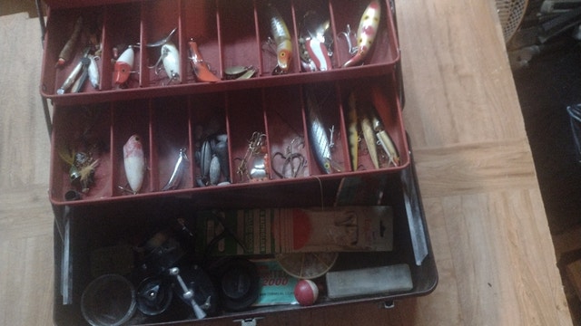 Vintage tackle box & lures - photo 3