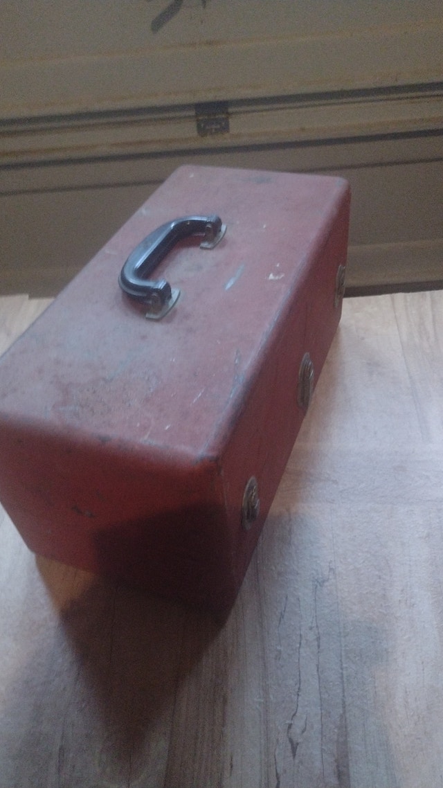 Vintage tackle box & lures - photo 4