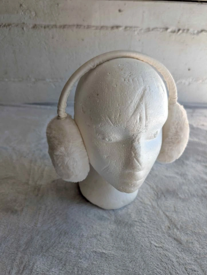 Alo white earmuff