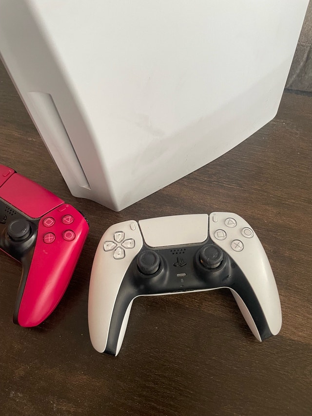 PS5 Disc Edition with two controllers - photo 2