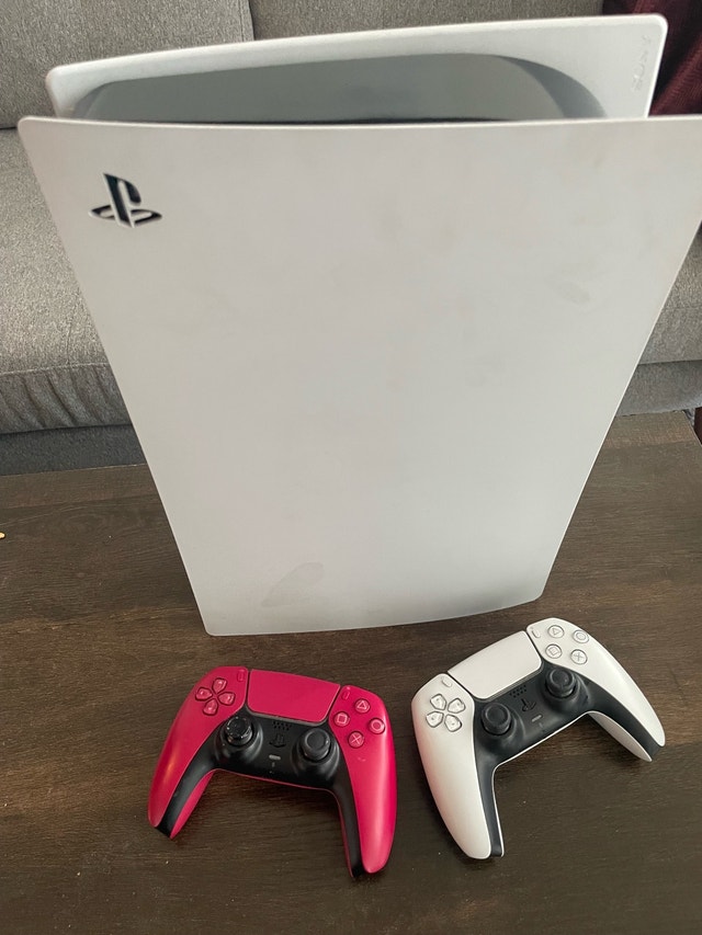 PS5 Disc Edition with two controllers - photo 3