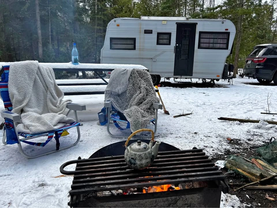 Vintage off grid camper 18’