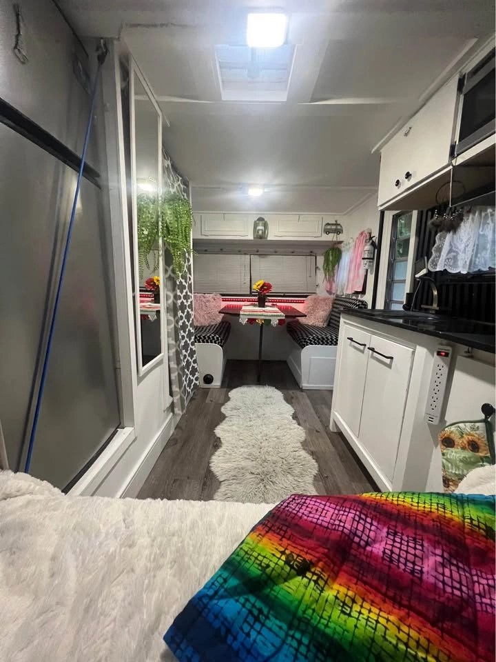 Vintage off grid camper 18’ - photo 3