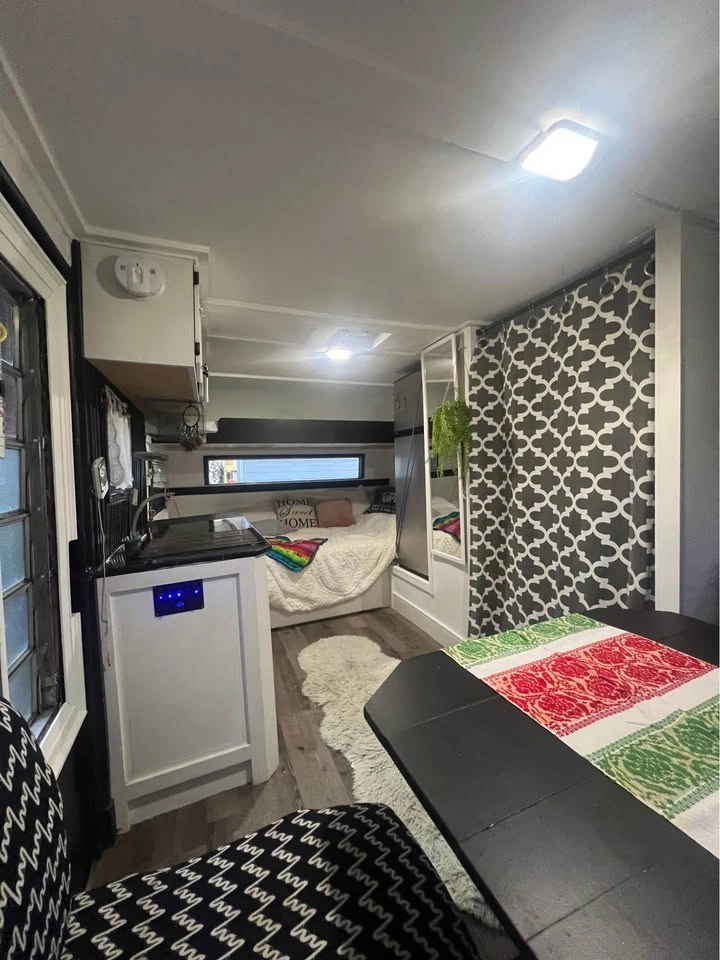 Vintage off grid camper 18’ - photo 5