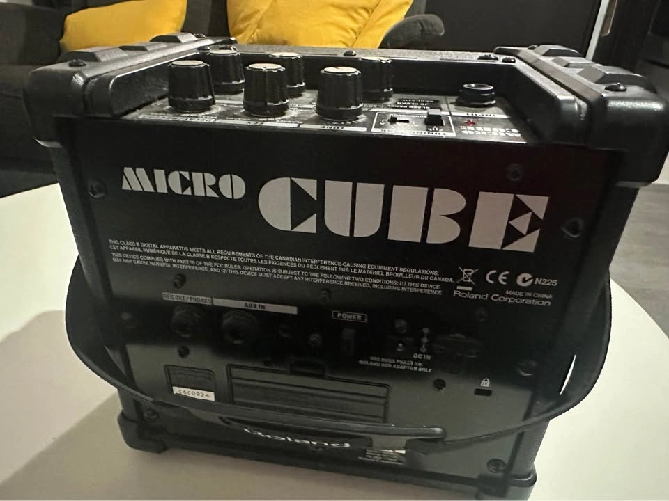 Roland Micro Cube Amp - photo 3