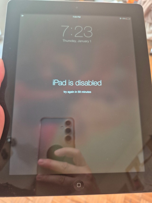 iPad 2 for parts - locked, still charges, looks good - photo 2