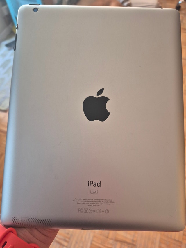 iPad 2 for parts - locked, still charges, looks good - photo 3