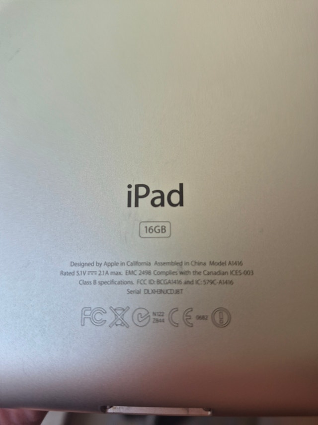 iPad 2 for parts - locked, still charges, looks good - photo 4