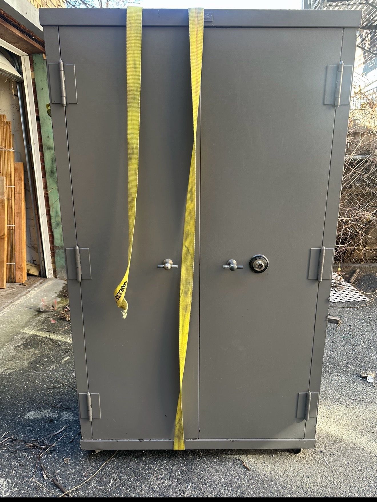 Heavy-duty industrial storage safe - photo 2