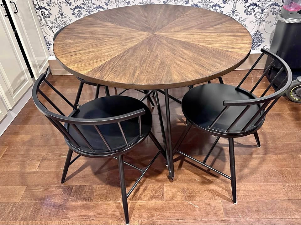 Round Dining Set – 42” Table + 4 Chairs (KING & BATHURST)
