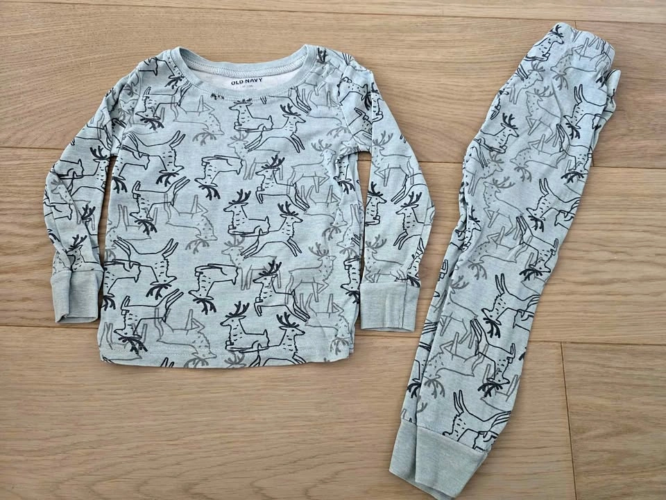 3T Old Navy pajamas