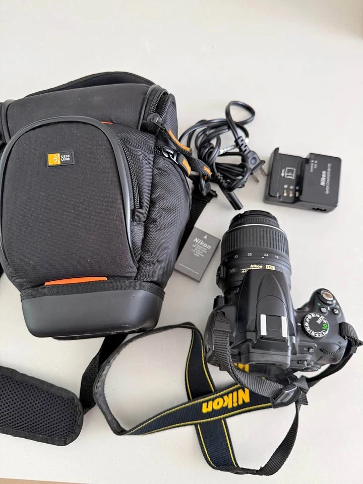 Nikon D5000 DSLR Camera + 18-55mm VR Lens + Battery + Charger +