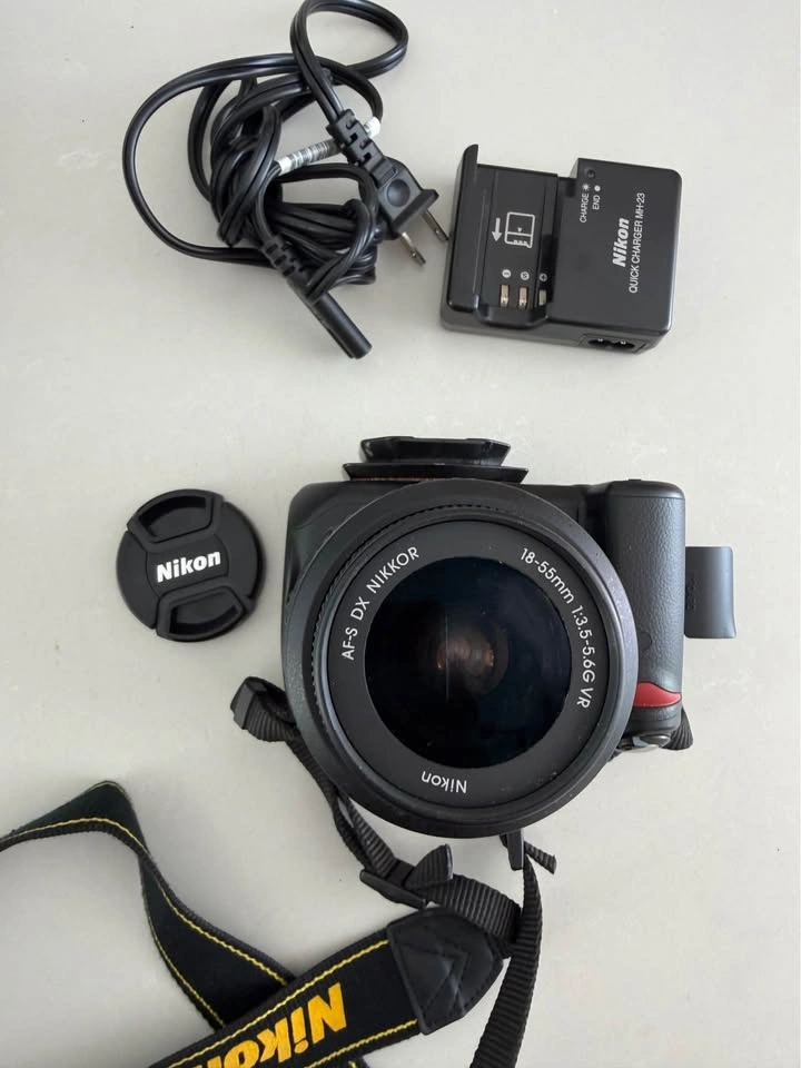 Nikon D5000 DSLR Camera + 18-55mm VR Lens + Battery + Charger + - photo 2