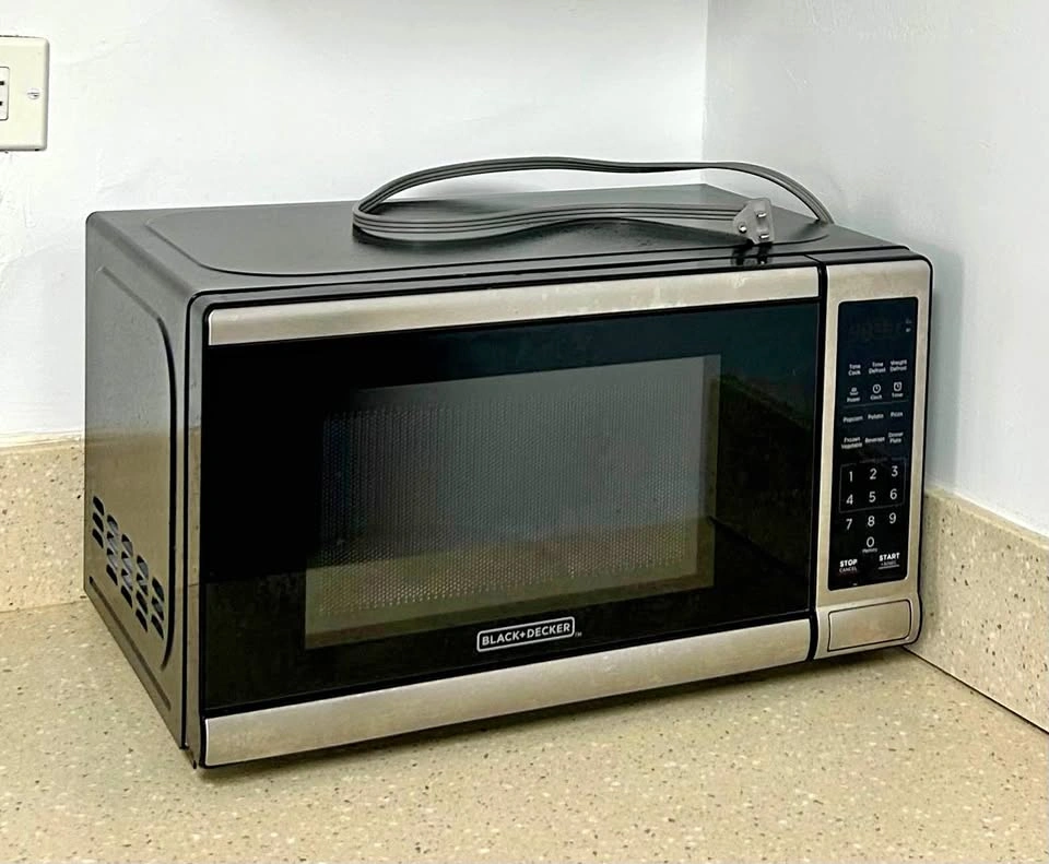 [Moving Sale] Black+Decker Microwave