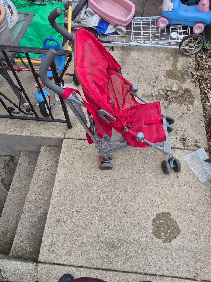 red Maclaren Volo lightweight umbrella stroller - photo 2