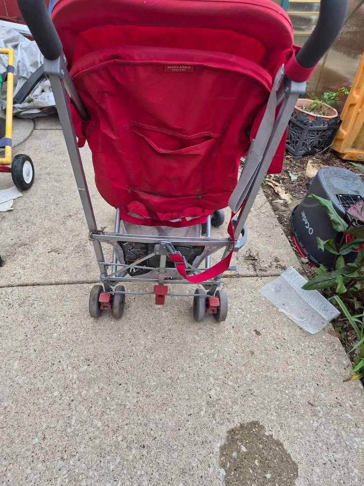 red Maclaren Volo lightweight umbrella stroller - photo 3