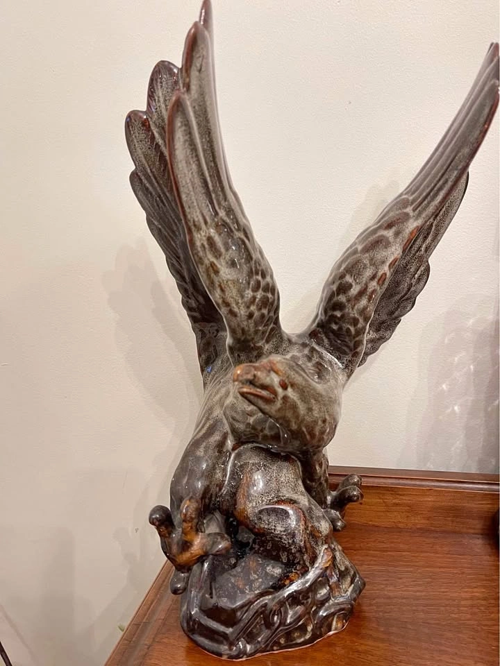 LARGE CERAMIC POTTERY EAGLE