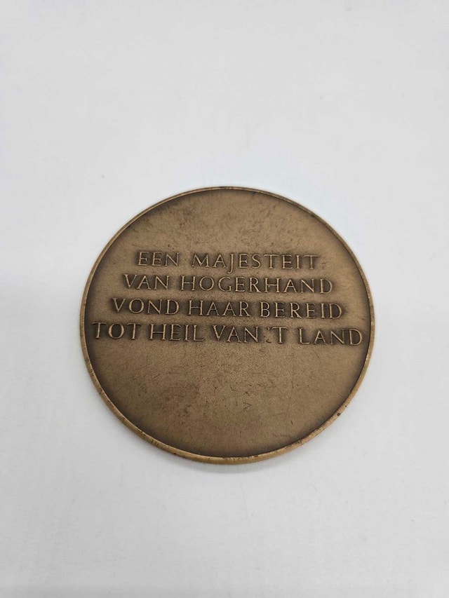 1962 Queen Wilhelmina Death Commemorative Bronze Medal - photo 2